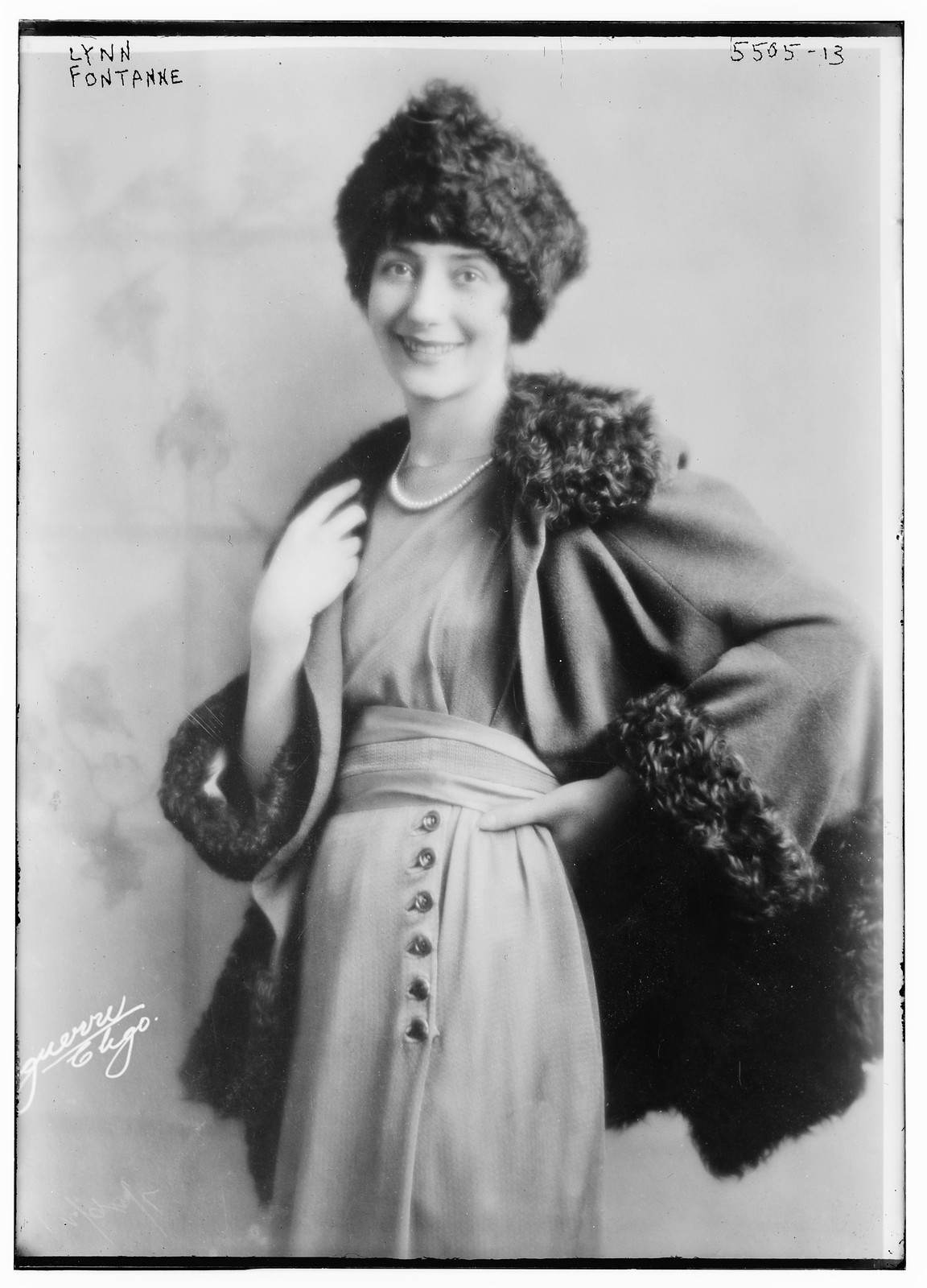 Lynn Fontanne, n/a — historic photograph