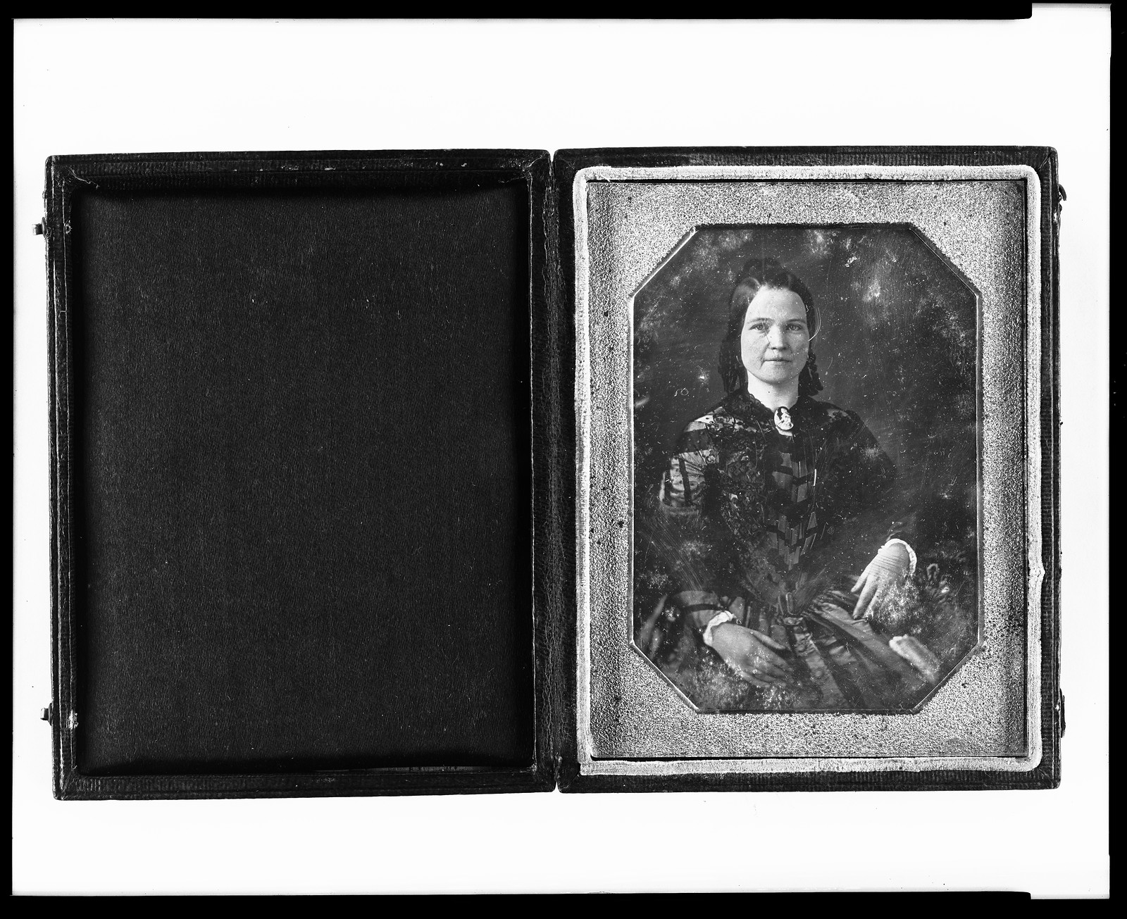 [Mary Todd Lincoln, three-quarter length portrait of a woman, seated, facing front], [1846 or 1847] — historic photograph
