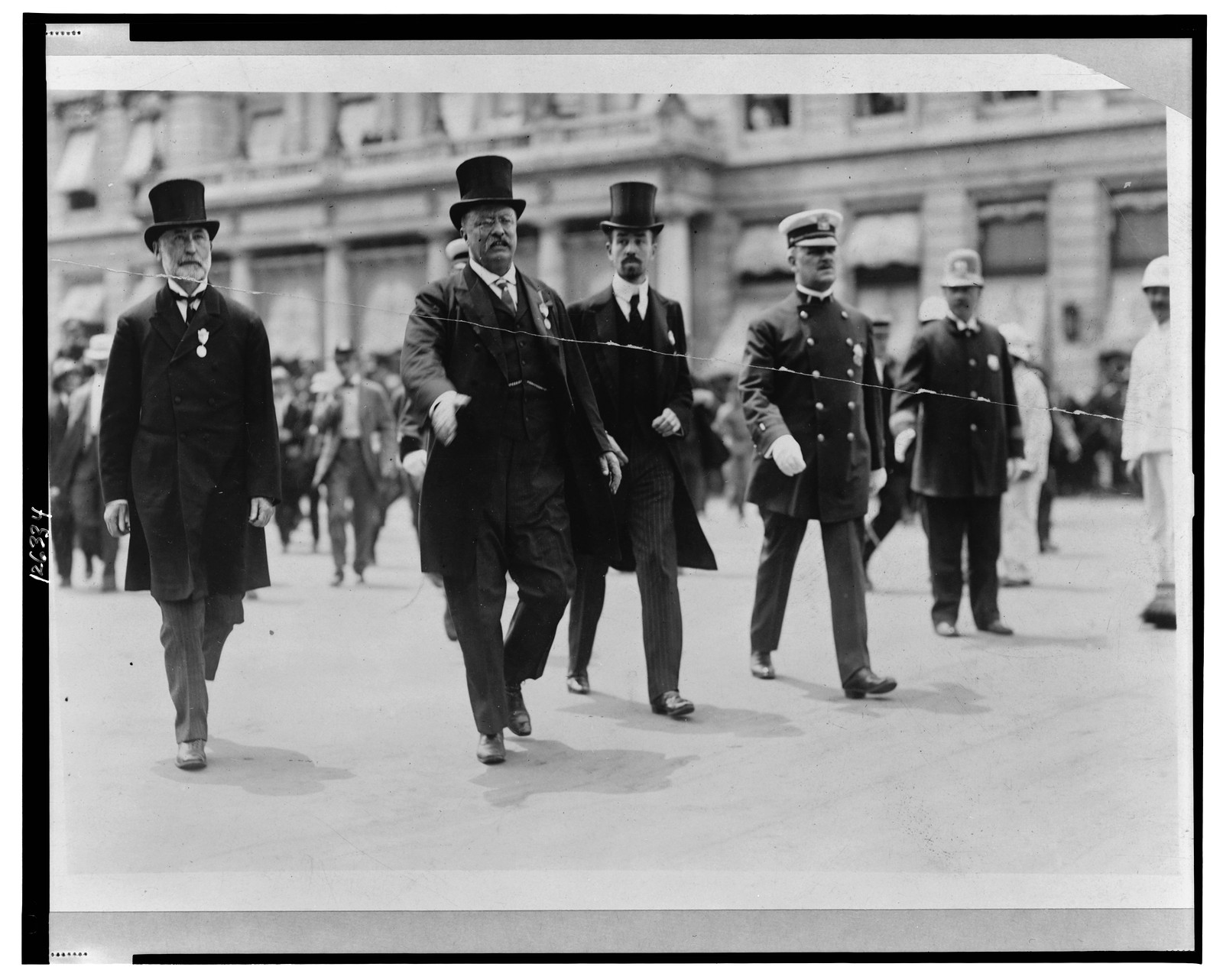 [Theodore Roosevelt between Mayor Gaynor and Cornelius Vanderbilt, with hand outstretched to greet Rough Rider, New York City parade] / photo by Paul Thompson., c1910 June 23. — historic photograph