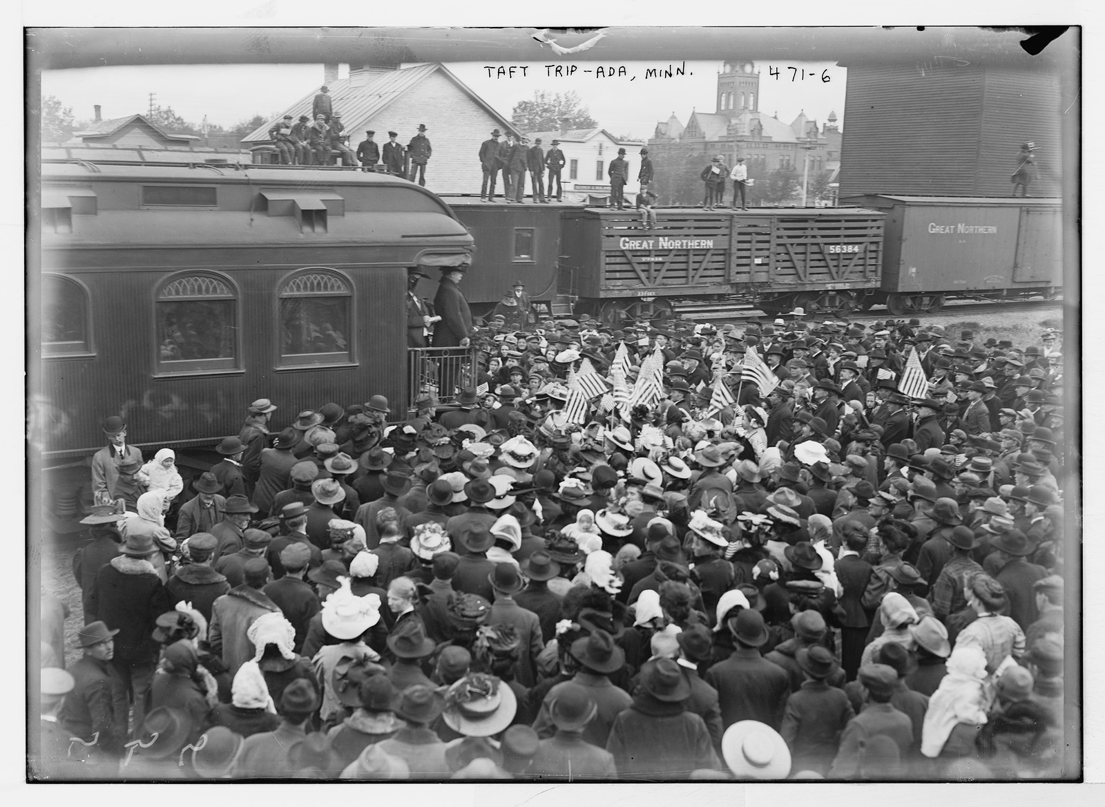Crowd at railroad station hearing Taft speak from train, Ada, Minnesota, 1908 — historic photograph