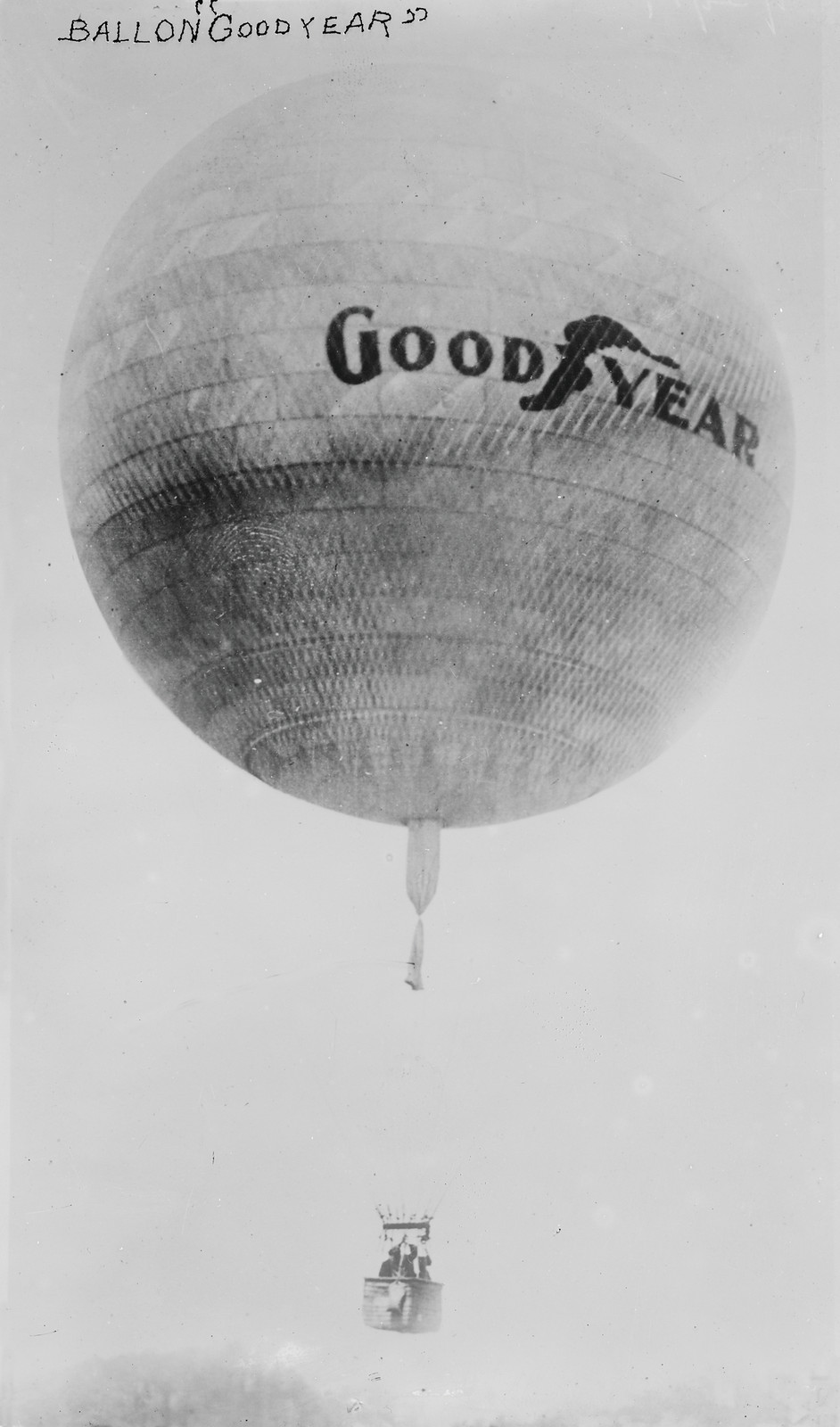 17172uBalloon GOOD YEAR — historic image