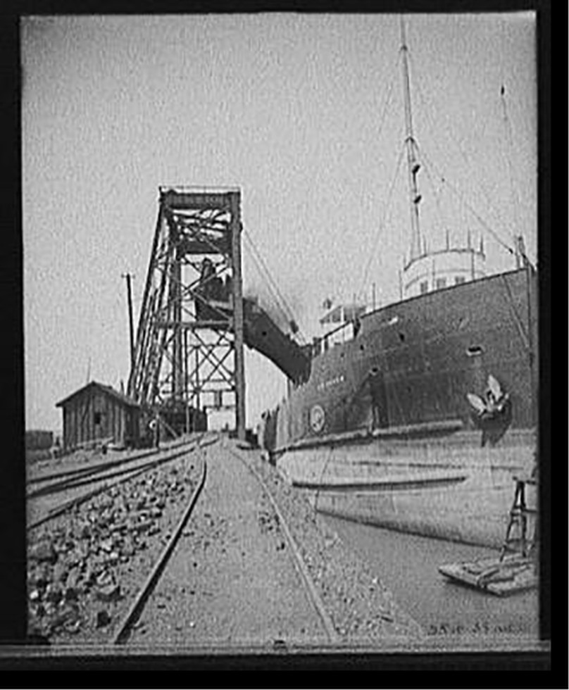 [Freighter W.W. Brown taking on coal, Cleveland, Ohio], [between 1900 and 1920] — historic photograph