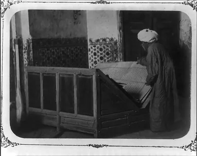 Samarkandskiia drevnosti. Grobnitsa sviatago Kussama ibni Abassa (Shakh-Zinde) i mavzolei pri nei. Mechet (khanaka) Shakh-Zinde. Piupiter s Koranom pozhertvovannym [sic] bukharskim Emirom Nasrulloi