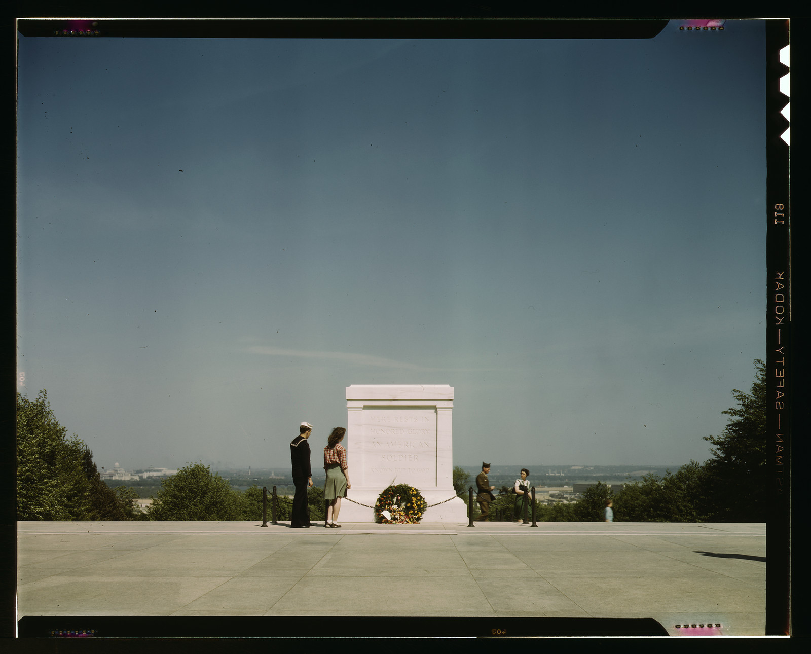 Sailor and girl at the Tomb of the Unknown Soldier, Washington, D.C — historic image