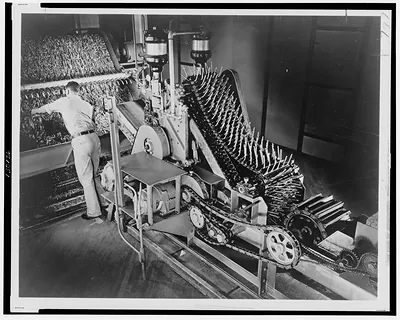 Automatic wringer and spreader of drying machine in operation / Holmes I. Mettee, Baltimore, Maryland.