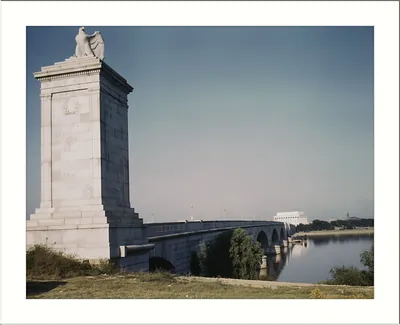 Memorial Bridge with eagle pylon over the Potomac