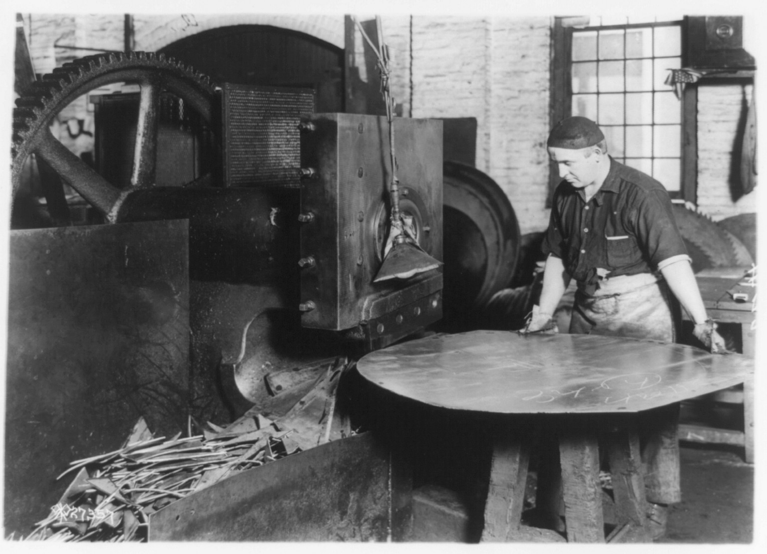 [Henry Disston & Sons plant, Philadelphia, Pa.: Trimming steel plates round for circular saws], [between 1918 and 1919] — historic photograph