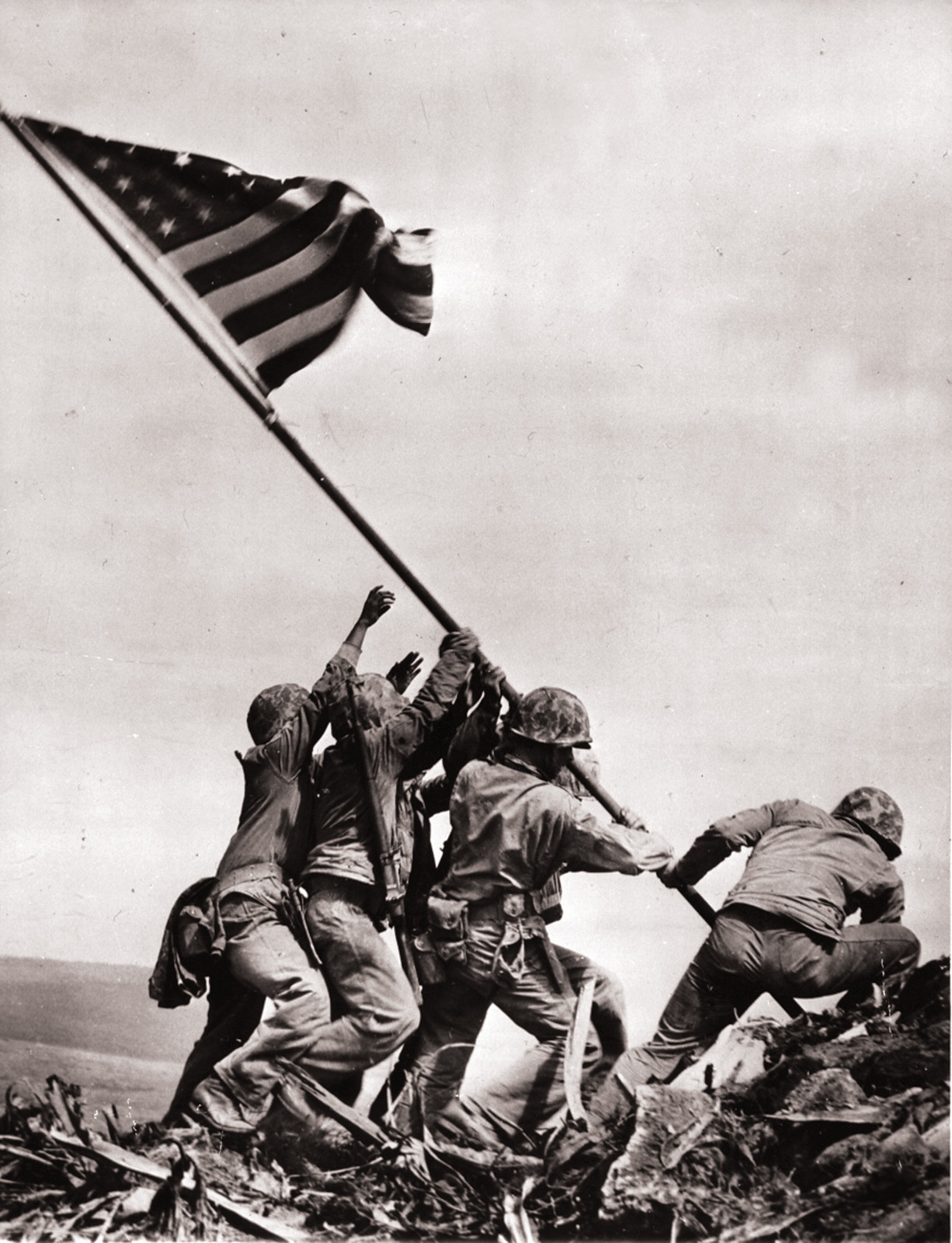 [American Marines raising American flag on Mount Suribachi, Iwo Jima, 1945] — historic photograph