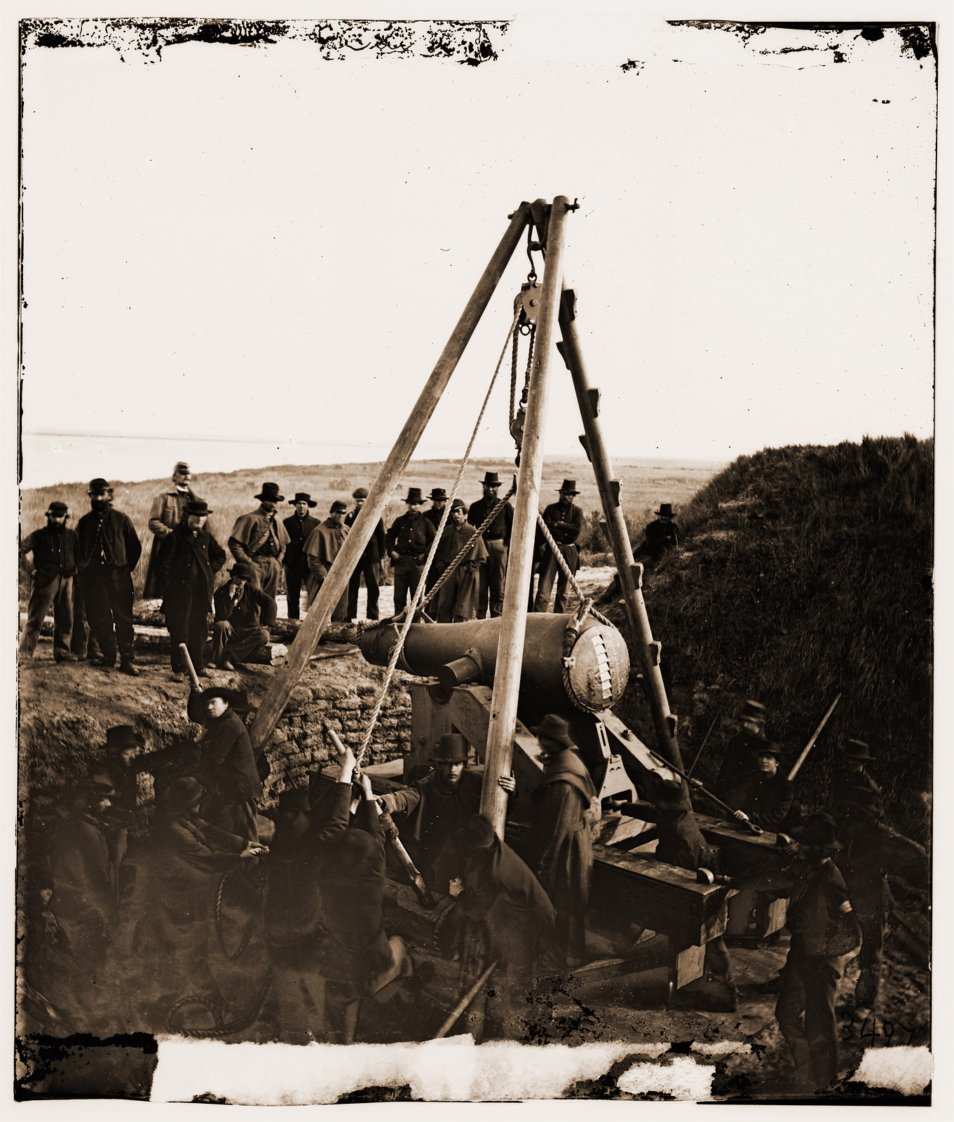 Savannah Georgia (vicinity). Army engineers removing a 48-pdr. 8-inch Columbiad fro, 1864 — historic photograph