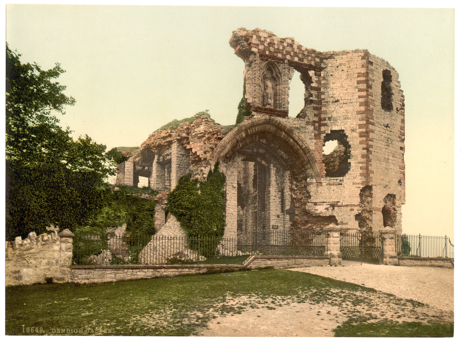 The castle Denbigh Wales, [between ca. 1890 and ca. 1900]. — historic print