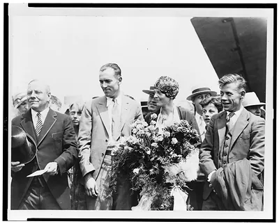 Boston pays homage to Amelia Earhart as 300,000 turn out to greet first girl sea flyer