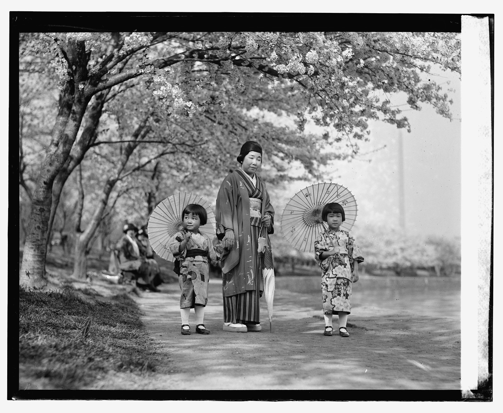 Madam Hiroshi Kawamura & children, 4/14/24, [19]24 April 14. — historic photograph