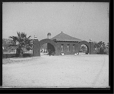 [Entrance to Metairie Cemetery, New Orleans, La.]