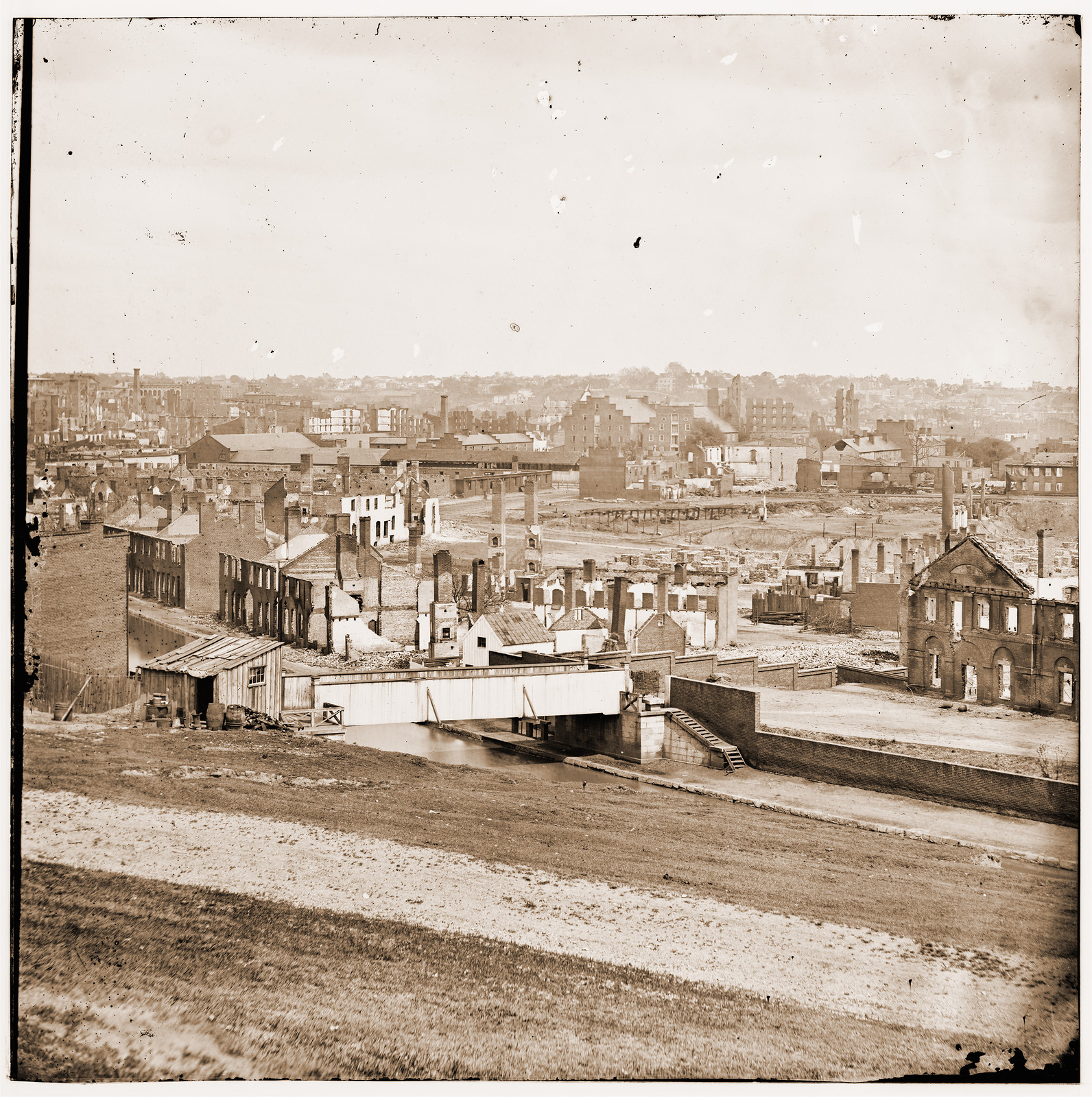 Richmond Virginia. View of the city from Gambles Hill, 1865 — historic photograph