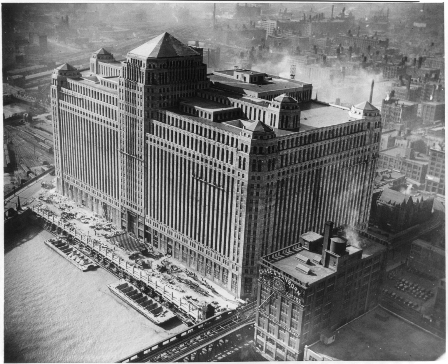 Merchandise Mart building, Chicago, Ill. — historic photograph
