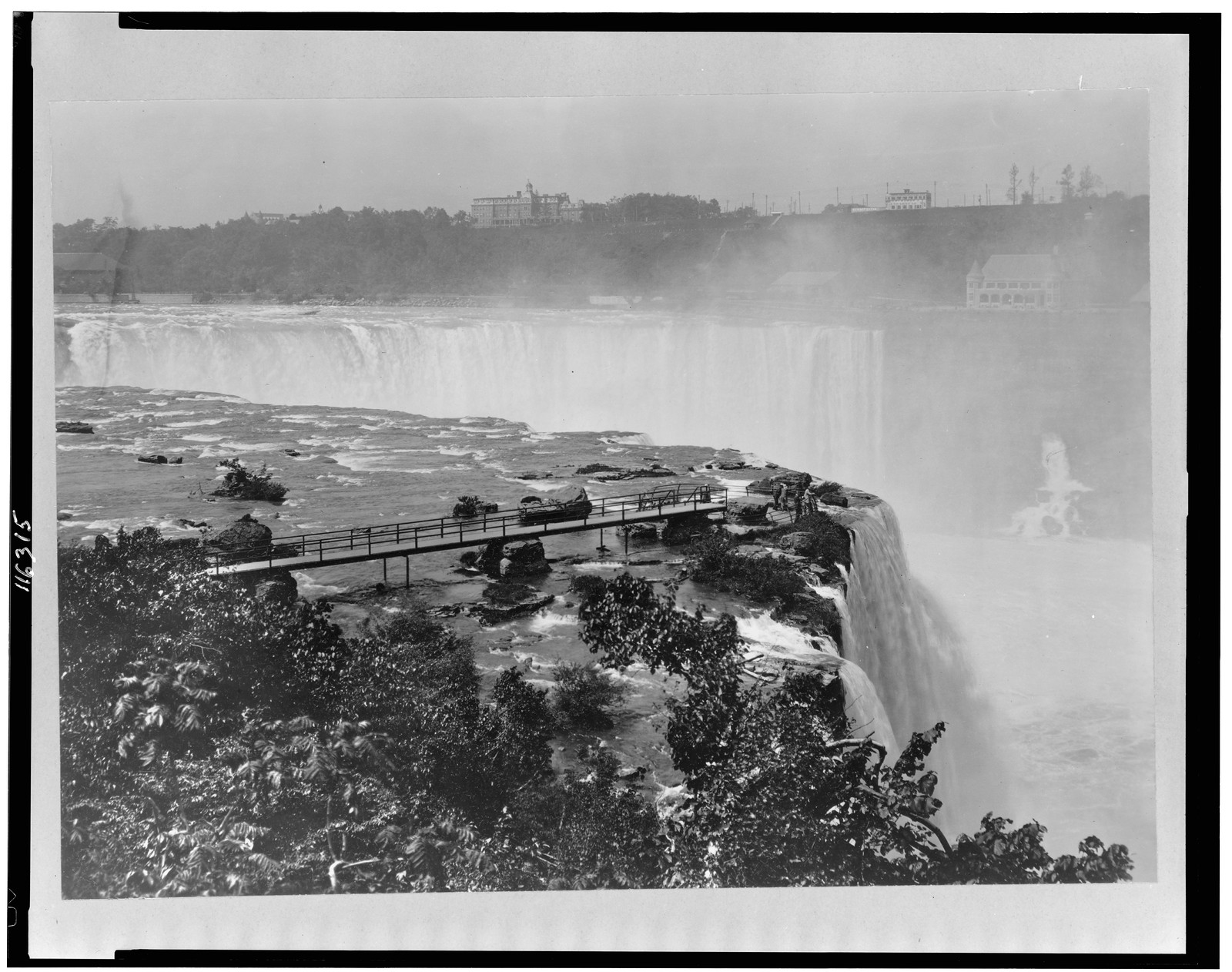 [Horseshoe Falls, American side, Niagara Falls, New York], [between 1910 and 1950] — historic photograph