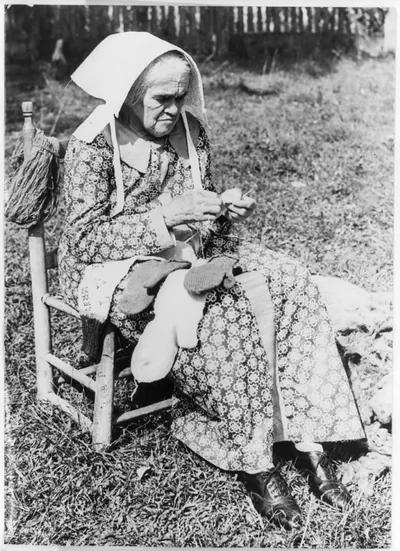 [Aunt Viblet Walling in sunbonnet, knitting mittens; Cumberland mountains]