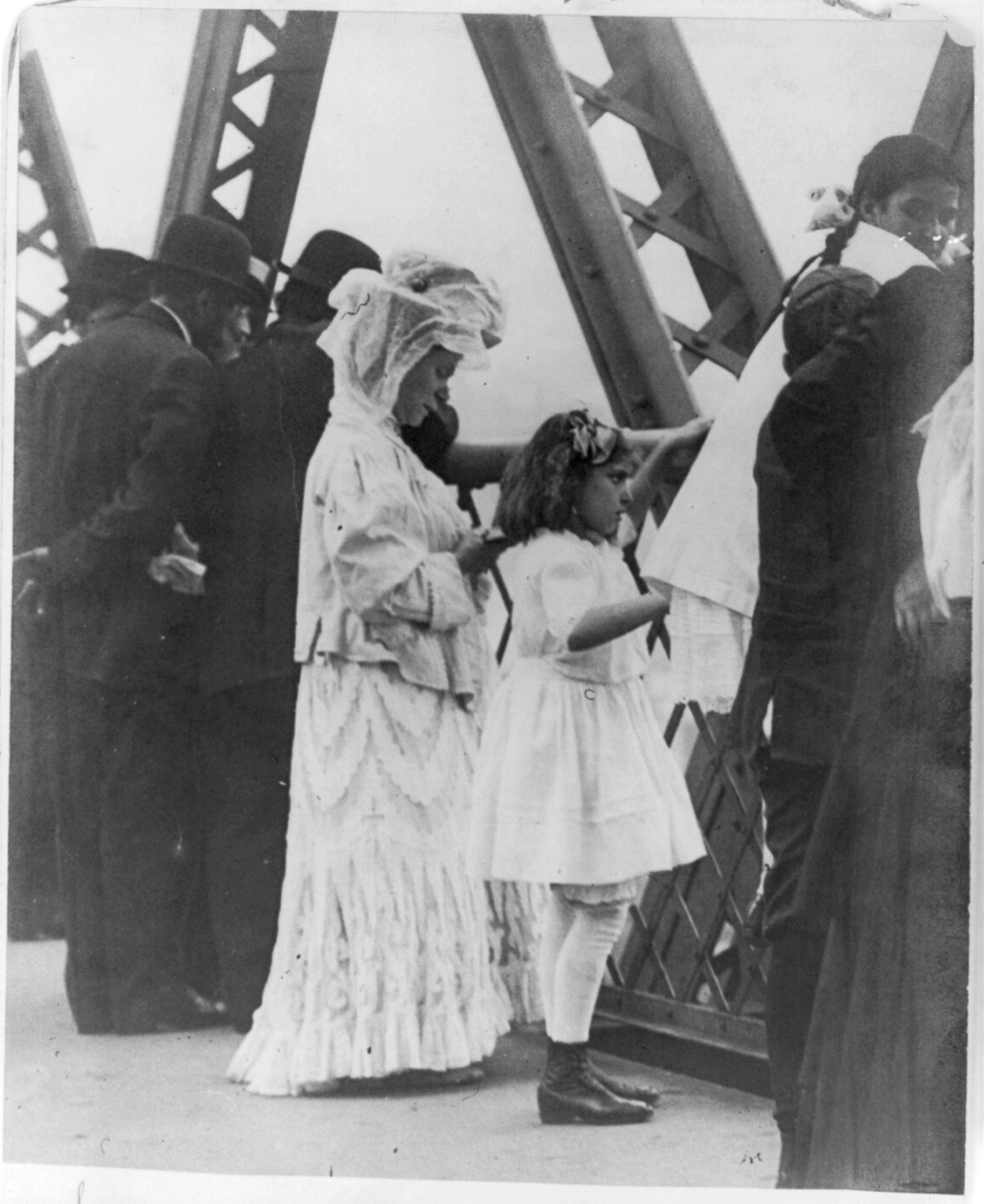 Jews - New York City - praying on Brooklyn Bridge [i.e., Williamsburg Bridge], New Years Day, 1909 — historic photograph