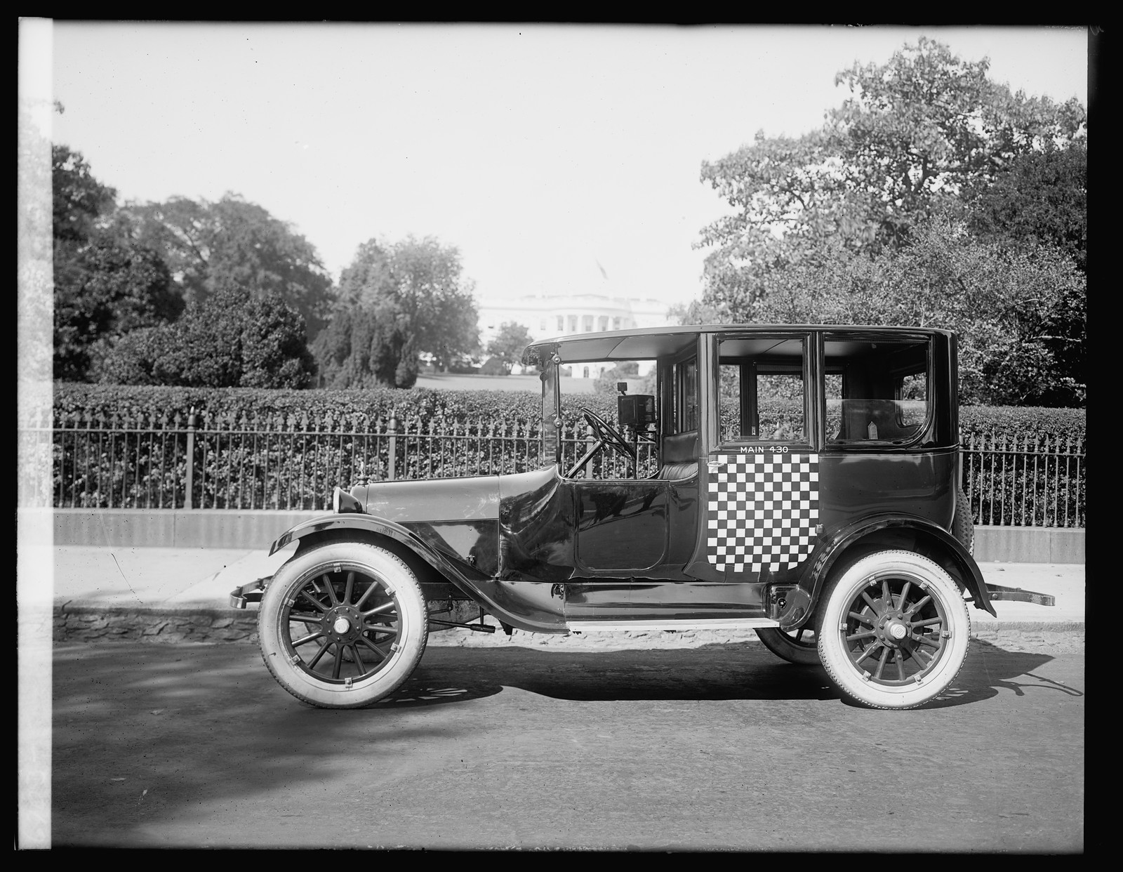 [Checkered cab?, White House in background; Washington, D.C.], [between 1921 and 1922] — historic photograph