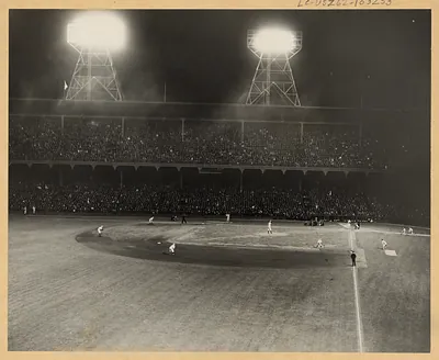 Night baseball at Ebbetts [i.e., Ebbets] Field in Brooklyn - Cincinnati vs Brooklyn