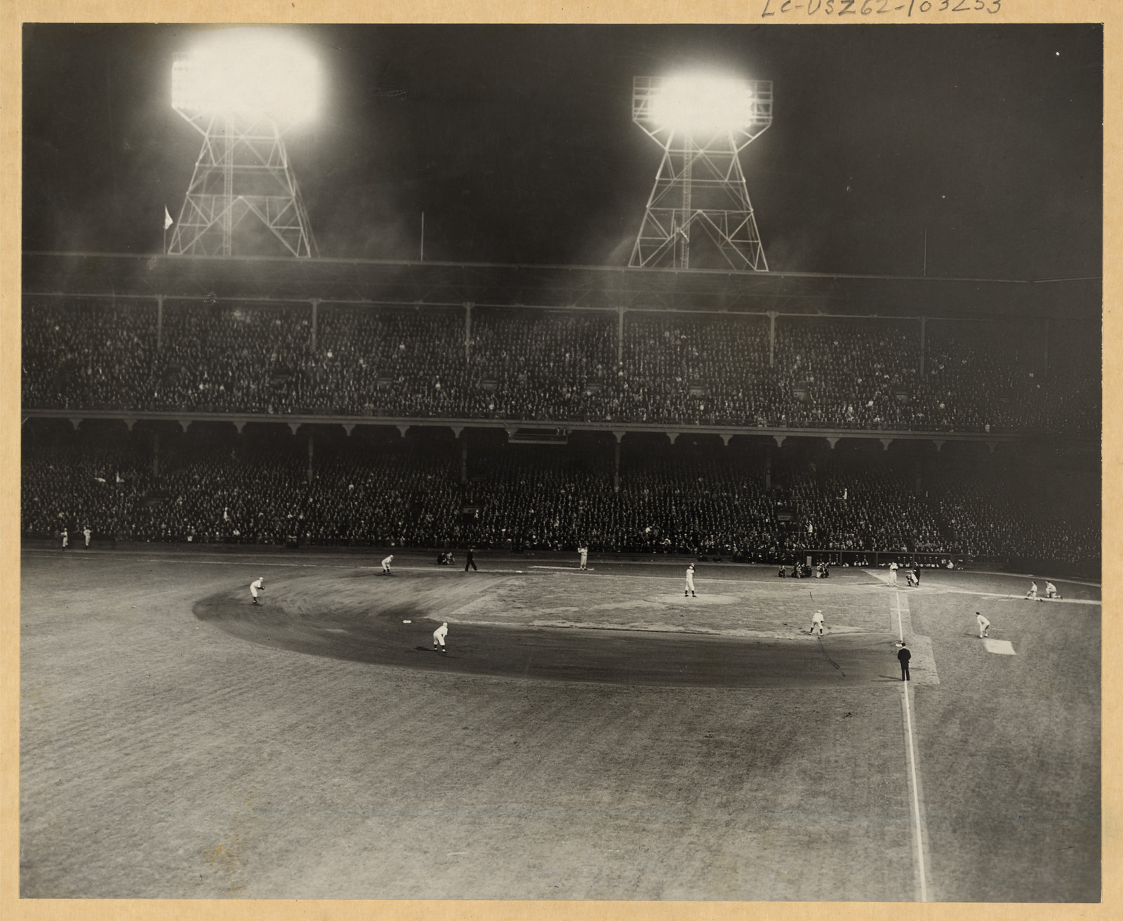 Night baseball at Ebbetts [i.e., Ebbets] Field in Brooklyn - Cincinnati vs Brooklyn — historic photograph