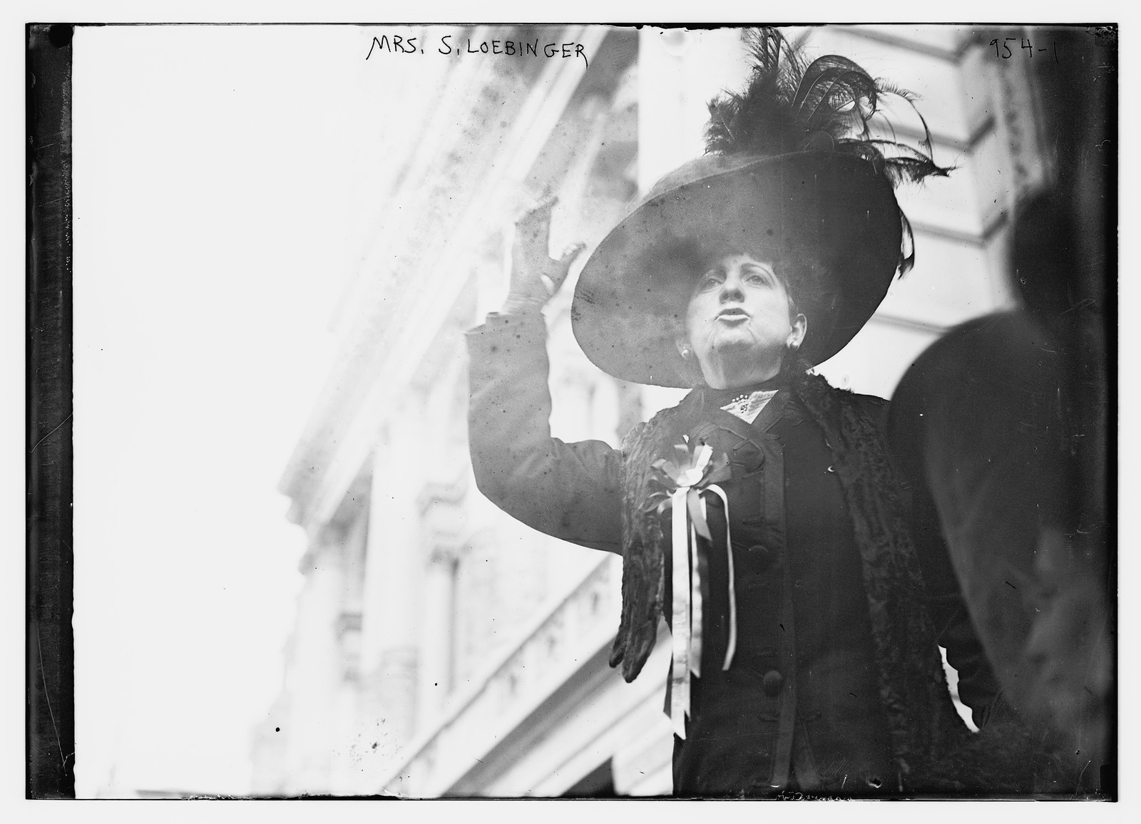 Mrs. S. Loebinger waving, New York, 1/1910. — historic photograph